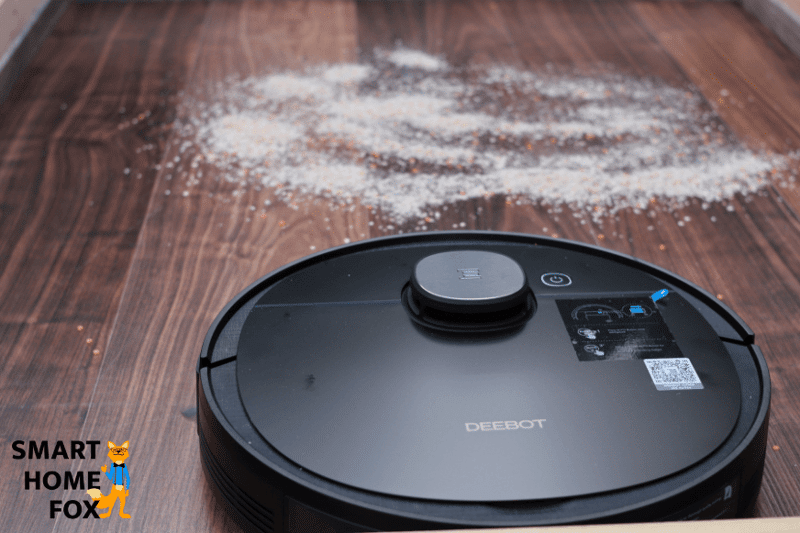 Ecovacs Deebot OZMO 950 beim Haferflocken-Saugtest auf dem Laminat